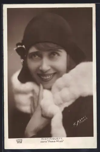 AK Mistinguett dans Paris-Miss, Portrait