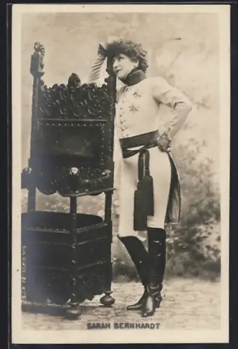 AK Schauspielerin Sarah Bernhardt in Uniform