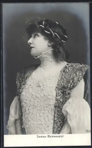 AK Schauspielerin Sarah Bernhardt in historischen Kostüm