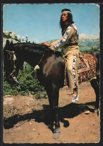 AK Pierre Brice in Winnetou I. Teil als Winnetou auf einem Pferd, Karl May-Film