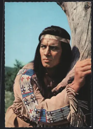 AK Schauspieler Pierre Brice an einem Baum in dem Film Winnetou, Teil 2