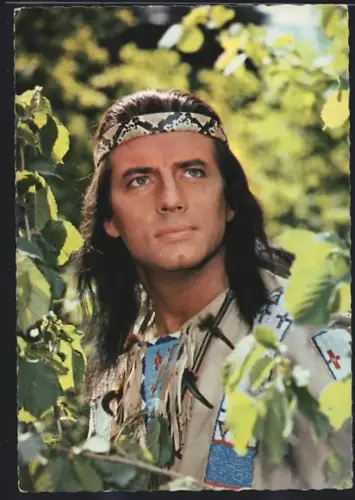 AK Schauspieler Pierre Brice im Versteck in dem Film Winnetou, Teil 2
