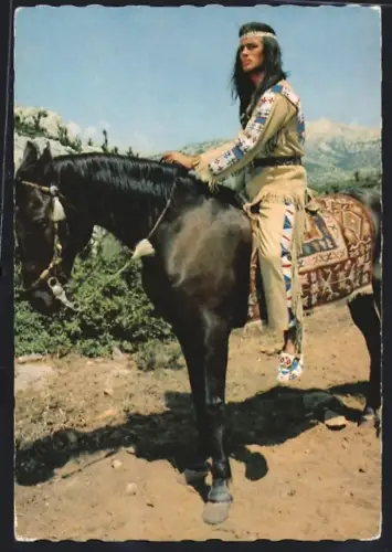 AK Pierre Brice in Winnetou I. Teil als Winnetou auf einem Pferd, Karl May-Film