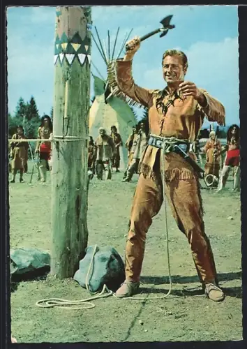 AK Szene aus der Schatz im Silbersee nach Karl May, Lex Barker als Old Shatterhand am Materpfahl