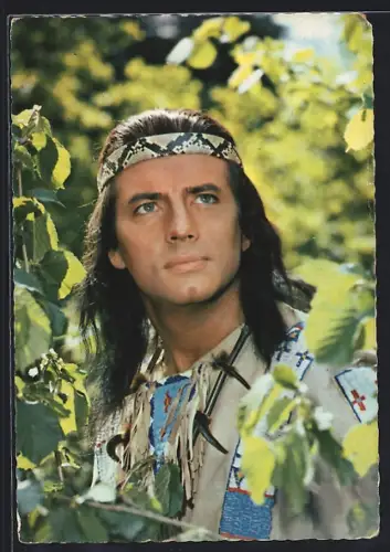 AK Schauspieler Pierre Brice im Versteck in dem Film Winnetou, Teil 2