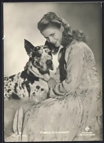 AK Schauspielerin Kristina Söderbaum im tollen Kleid mit grossen Hund
