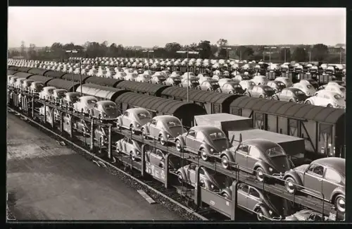 AK Wolfsburg / Fallersleben, Züge mit fabrikneuen Autos VW Käfer am Volkswagen Stammwerk