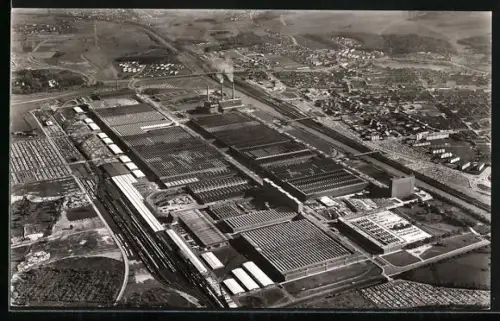 Foto-AK Wolfsburg, Luftaufnahme des Volkswagenwerkes