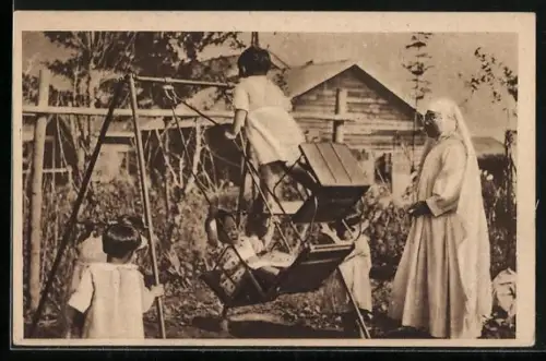 AK Au jardin d'enfants de Sapporo on s'amuse bien, sous le regard d'une sceur franciscaine indigene 1938