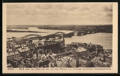 AK Riga, Blick über die Düna mit der von den Russen nur teilweise zerstörten Eisenbahnbrücke