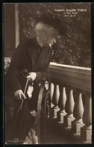 AK Kaiserin Auguste Victoria von Preussen mit Schirm auf Balkon