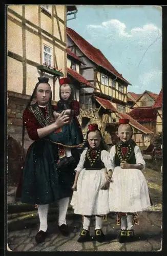 AK Hessische Trachten, Mutter mit Kindern vor Fachwerkhäusern