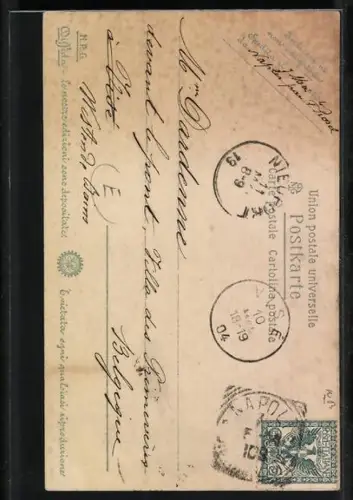 AK Buchstabe D, Mädchen sitzt vor einem Fotoapparat