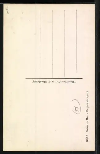 AK zwei junge Damen in Bademode am Strand, die eine trägt die andere auf den Schultern