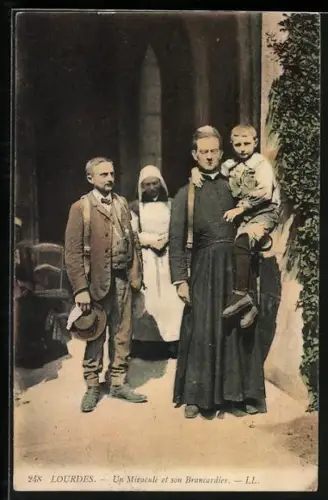 AK Lourdes, Un Miracule et son Brancardier
