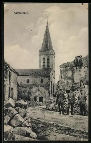 AK Hattonchatel, Drei Soldaten in Ruinen bei der Kirche
