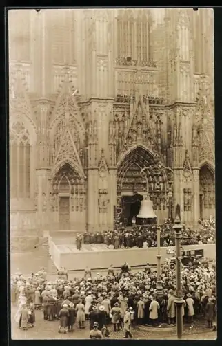 AK Glocke vor dem Kölner Dom
