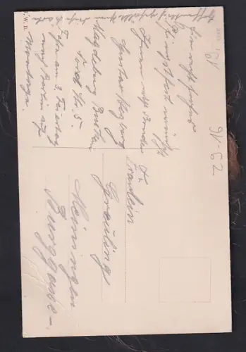 Echt-Haar-AK Porträt einer Frau mit langen hellbraunen Haaren