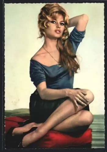 AK Schauspielerin Brigitte Bardot mit Halskette posierend