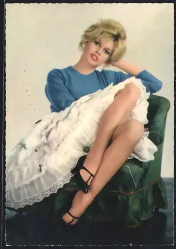 AK Schauspielerin Brigitte Bardot im Rüschenkleid auf einem Sessel