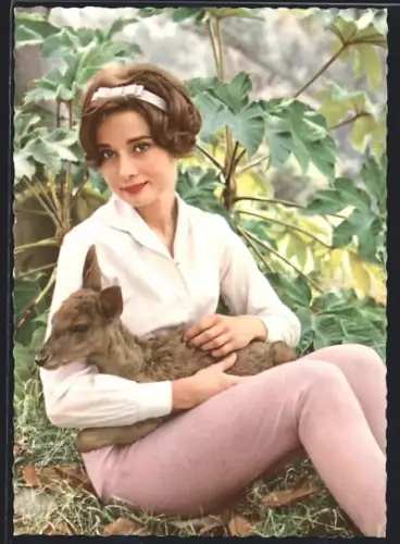 AK Schauspielerin Audrey Hepburn mit Rehkitz