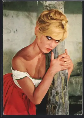 AK Schauspielerin Brigitte Bardot steht an einem Baumstamm