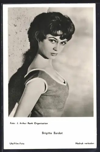 AK Schauspielerin Brigitte Bardot in ärmellosem Kleid