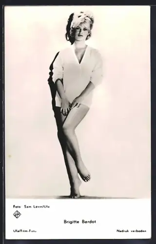 AK Schauspielerin Brigitte Bardot in kurzem Pullover
