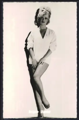 AK Schauspielerin Brigitte Bardot in hellem Pullover