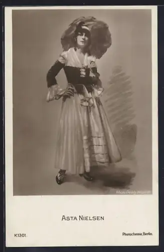 AK Schauspielerin Asta Nielsen mit Schirm