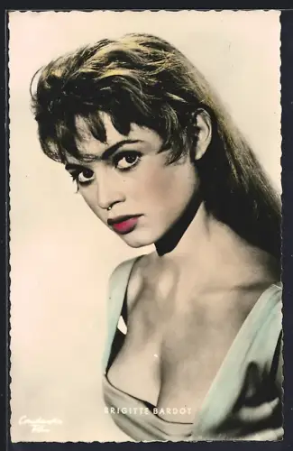 AK Schauspielerin Brigitte Bardot in Kamera blickend