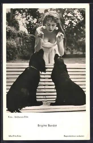 AK Schauspielerin Brigitte Bardot mit zwei schwarzen Hunden