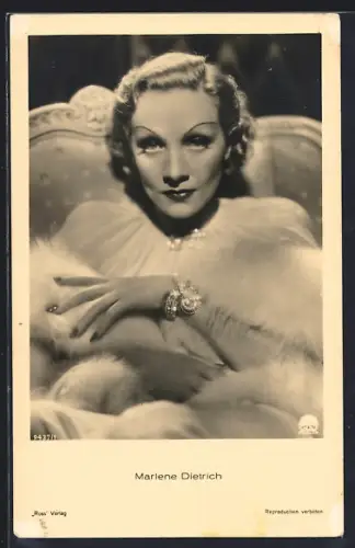 AK Schauspielerin Marlene Dietrich mit Schmuck