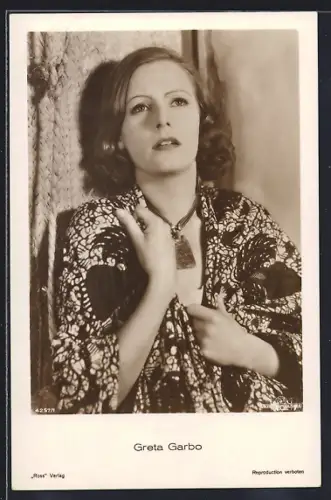 AK Schauspielerin Greta Garbo in der Garderobe einer Filmrolle