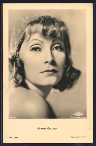 AK Schauspielerin Greta Garbo blickt ernst über die nackte Schulter