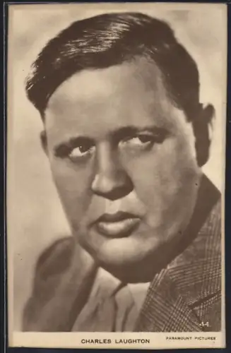 AK Schauspieler Charles Laughton im Anzug mit Krawatte