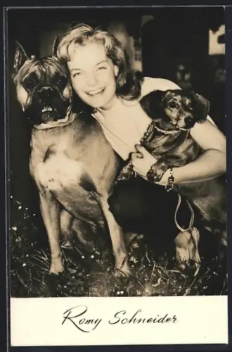 AK Schauspielerin Romy Schneider mit zwei Hunden, einer davon ein Dackel