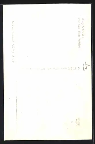 AK Schauspielerin Romy Schneider mit zwei Hunden, einer davon ein Dackel