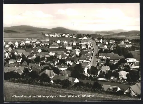 AK Usseln /Waldeck, Ortsansicht mit Blick auf die Hauptstrasse