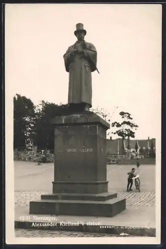 AK Stavanger, Alexsander Kielland`s statue