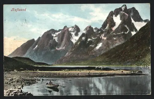AK Raftsund, Ruderboot am Ufer, Blick auf Berge