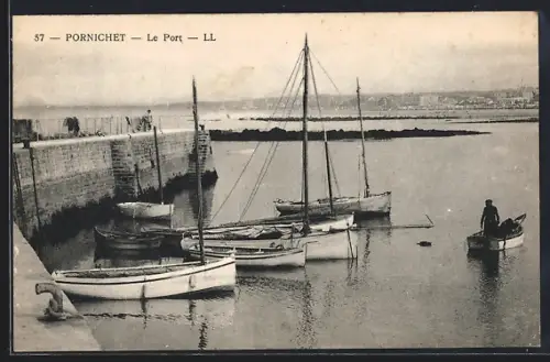 AK Pornichet, Le Port avec des voiliers amarrés