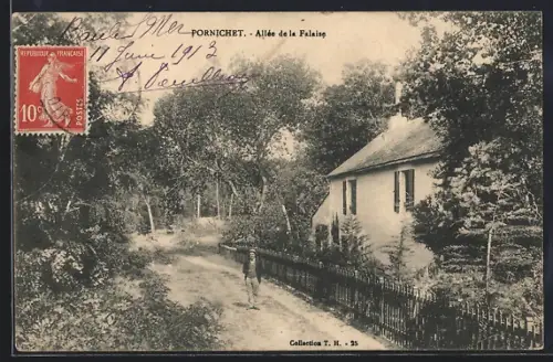 AK Pornichet, Allée de la Falaise avec maison et promeneur