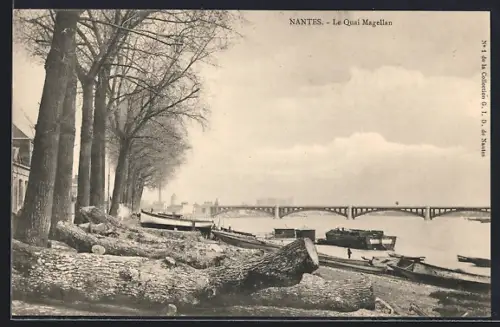 AK Nantes, Le Quai Magellan avec des bateaux et pont en arrière-plan