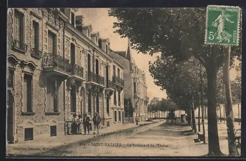 AK Saint-Nazaire, Le Boulevard de l`Océan avec des passants et arbres en perspective