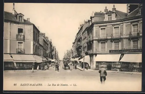 AK Saint-Nazaire, La Rue de Nantes avec passants et commerces