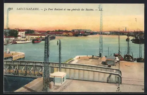 AK Saint-Nazaire, Le Pont Roulant et vue générale des Bassins