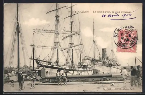 AK Saint-Nazaire, Le vieux bassin, au quai Demange, voiliers et vapeur amarrés