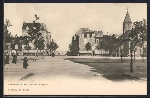 AK Saint-Nazaire, Place Marceau avec passants et bâtiments environnants