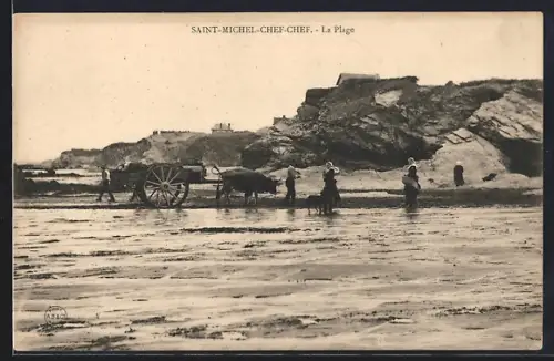 AK Saint-Michel-Chef-Chef, La plage avec charrette et rochers en arrière-plan